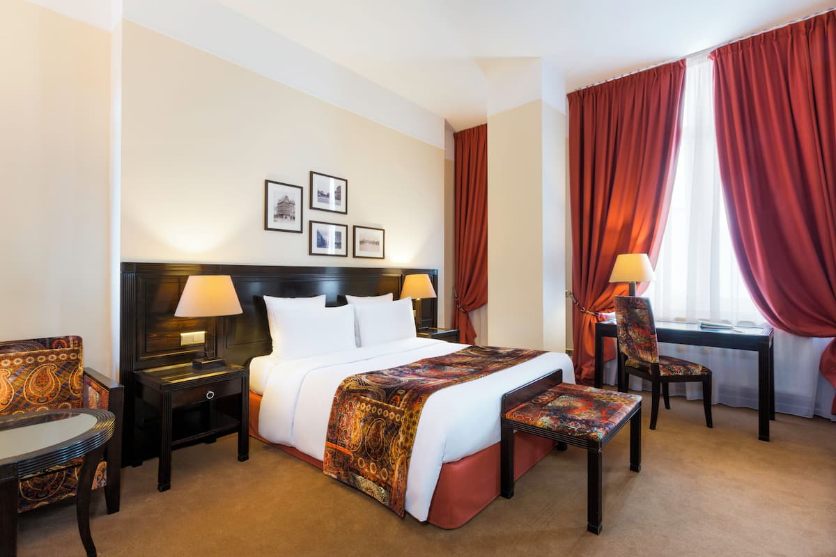 Chambre Deluxe, 1 lit double | Literie de qualité supérieure, minibar, coffres-forts dans les chambres