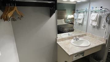 Une salle de bain moderne avec un lavabo blanc, un porte-serviettes, un sèche-cheveux et un miroir.