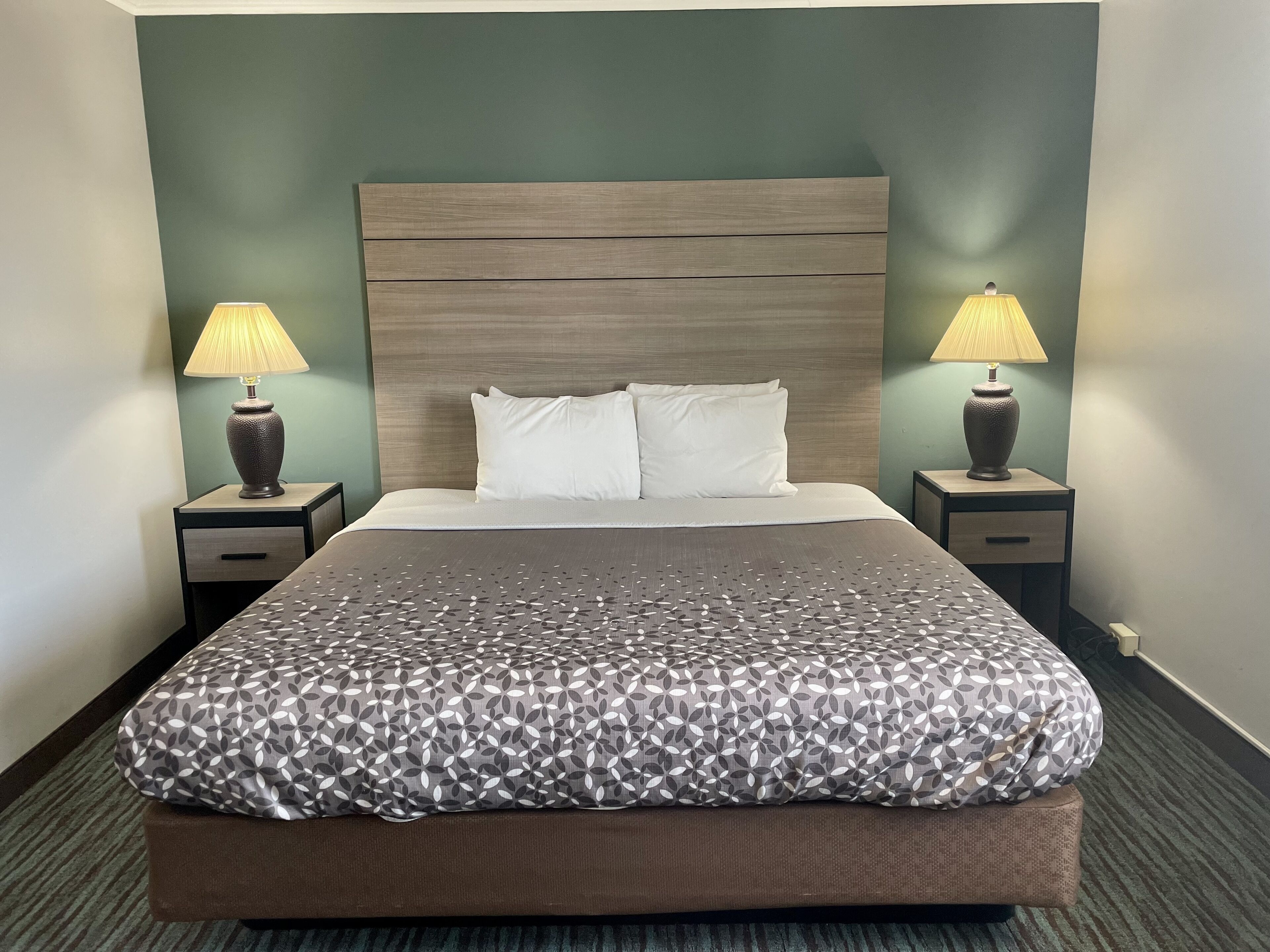 Suite monolocale, 1 letto king, non fumatori, idromassaggio | Una scrivania, postazione laptop, tende oscuranti, ferro/asse da stiro