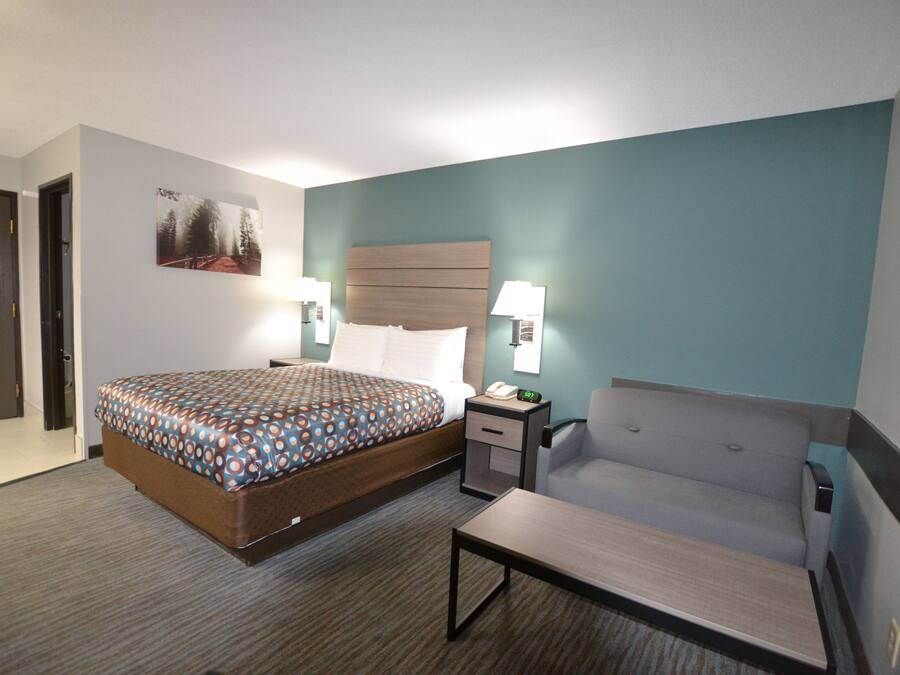 Zimmer, 1 Queen-Bett, Nichtraucher, Kühlschrank und Mikrowelle | Schreibtisch, laptopgeeigneter Arbeitsplatz, Verdunkelungsvorhänge