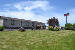 BBQ/picnic area - Countryside Inn & Suites (Council Bluffs)