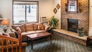 Una sala de estar acogedora con sofá, mesa de centro y chimenea.
