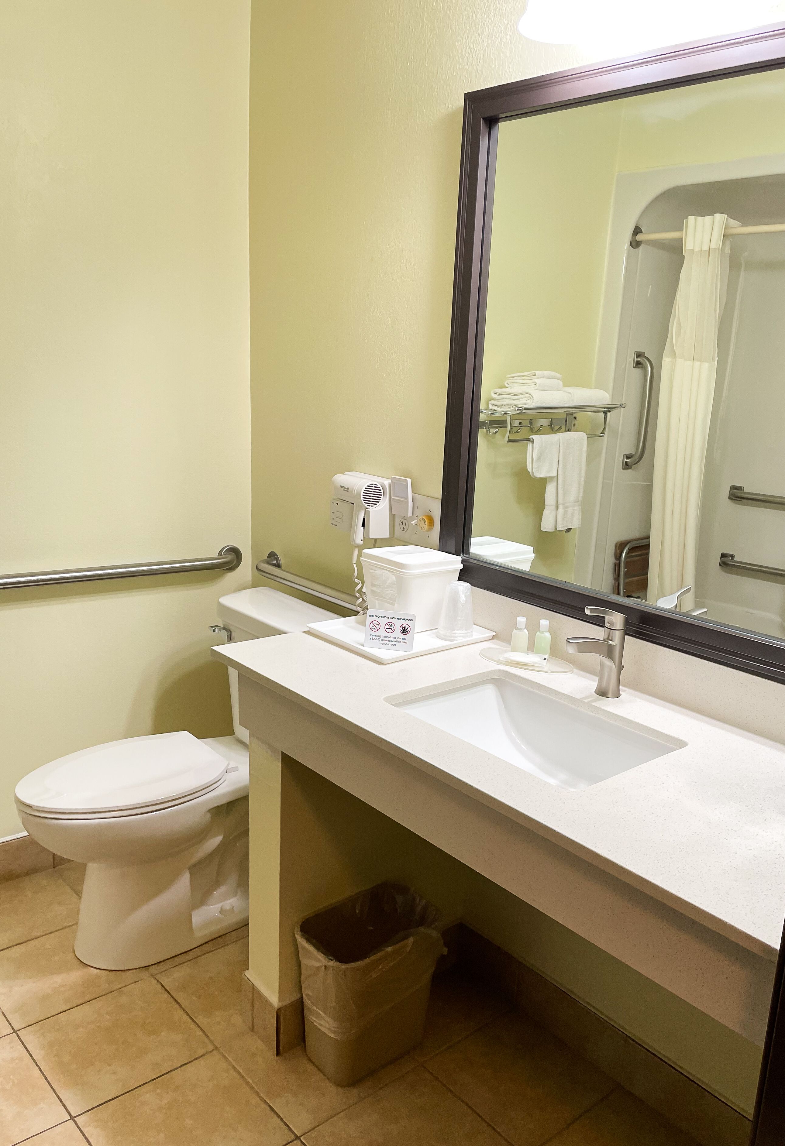 Habitación Deluxe | Baño | Tina con regadera, secadora de cabello, toallas 