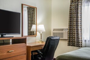 Zimmer, 1 Queen-Bett, barrierefrei, Nichtraucher | Schreibtisch, Bügeleisen/Bügelbrett, WLAN, Bettwäsche