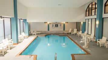 室内游泳池,日光浴躺椅