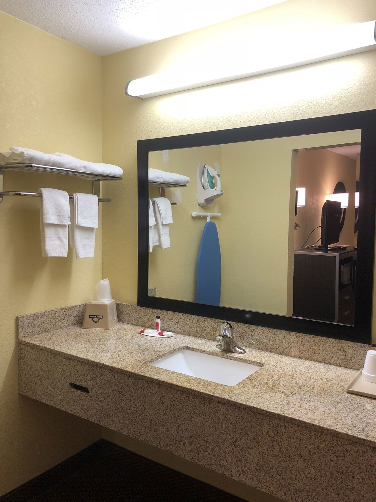 Baño | Tina con regadera, amenidades de baño gratuitas, secadora de cabello 