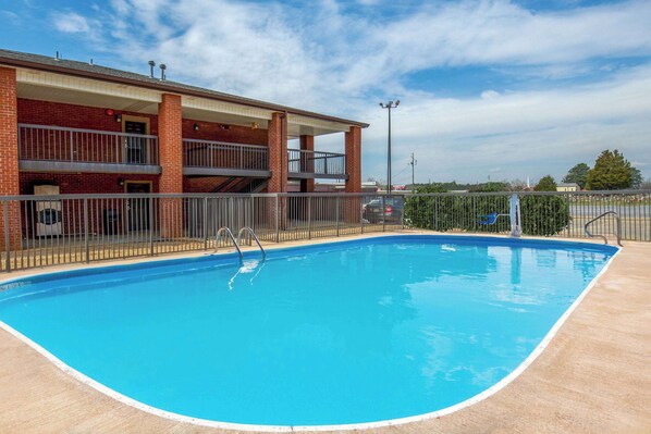 Hồ bơi ngoài trời phục vụ theo mùa