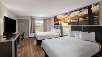 Habitación, 2 camas Queen size, para fumadores | Tabla de planchar con plancha, cunas gratuitas y camas extra