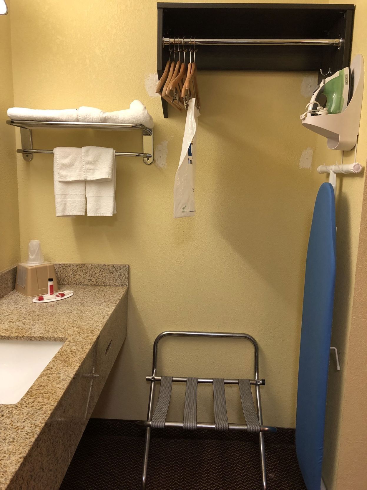Baño | Tina con regadera, amenidades de baño gratuitas, secadora de cabello 