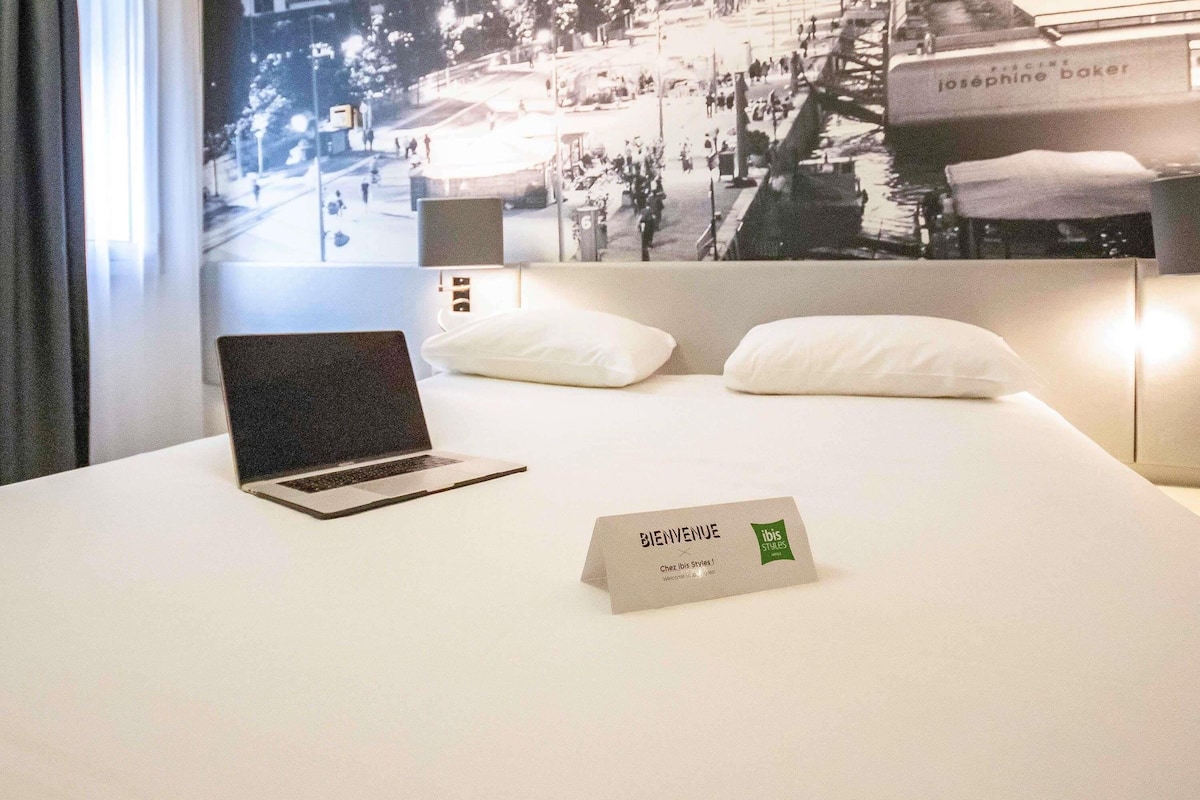 Caja de seguridad en la habitación, escritorio y cortinas blackout