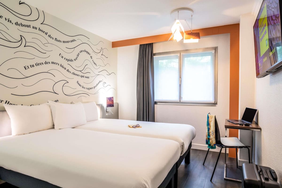 Standard Room, 2 Single Beds | In-room safe, desk, laptop workspace, blackout curtains