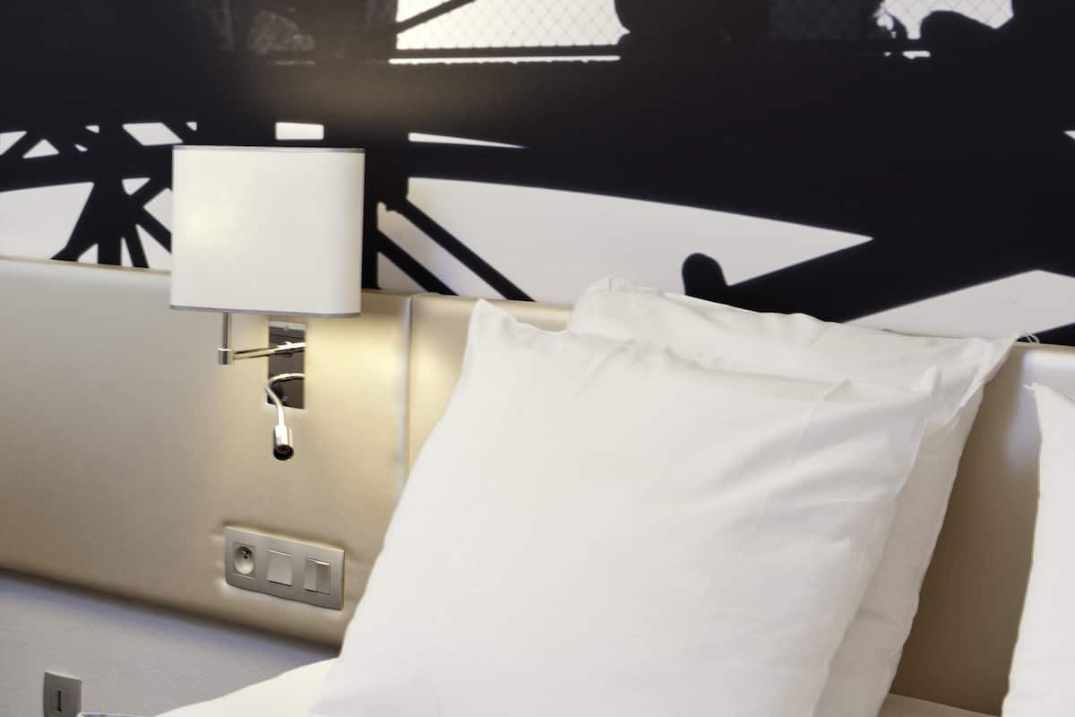 Habitación estándar, 1 cama individual | Caja de seguridad en la habitación, escritorio y cortinas blackout