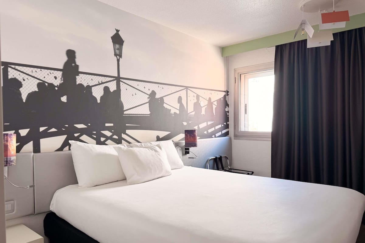 Peti besi dalam bilik, meja, langsir/tirai gelap terus, kalis bunyi