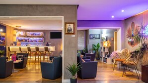 A modern lobby with a bar area, seating, and decorative plants. - ibis Styles Paris Tolbiac Bibliotheque (Paris)