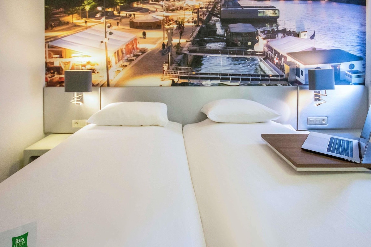 Habitación estándar, 2 camas individuales | Caja de seguridad en la habitación, escritorio y cortinas blackout