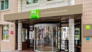 A hotel entrance with a revolving door, a sign for 'ibis Styles Hotels,' and a visible room number '21'. - ibis Styles Paris Tolbiac Bibliotheque (Paris)
