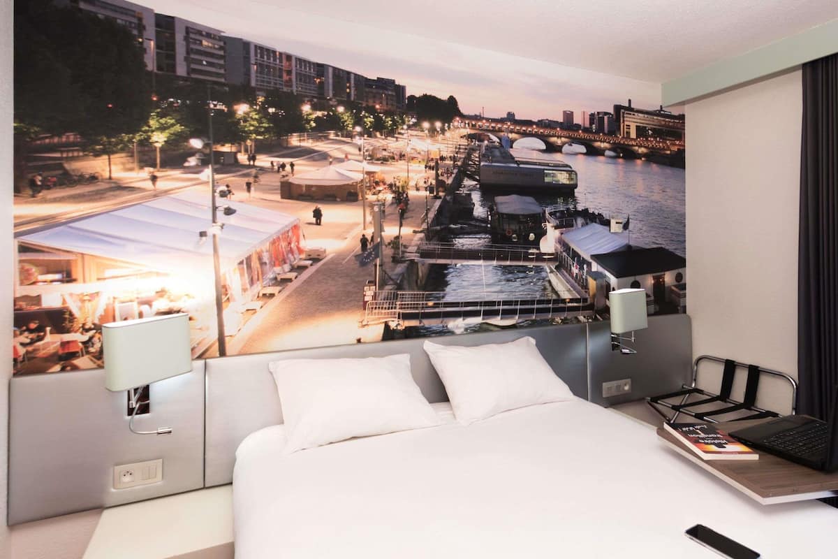 Caja de seguridad en la habitación, escritorio y cortinas blackout