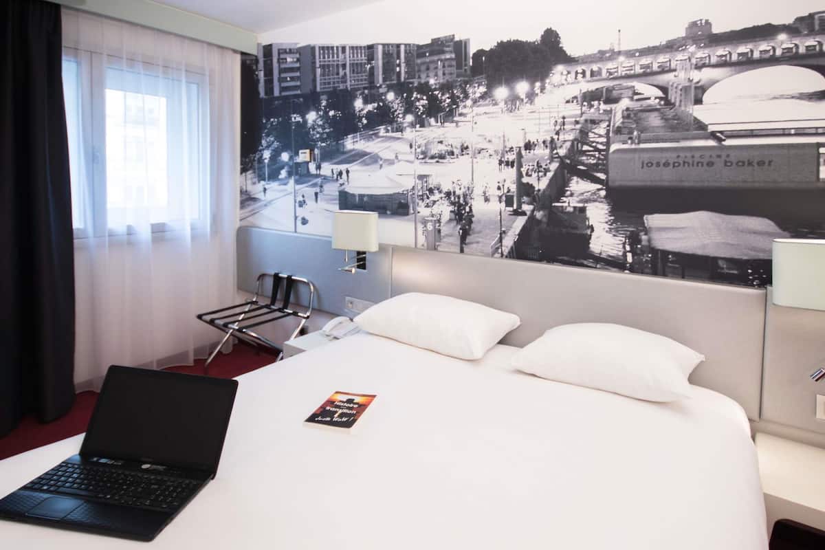 Family Suite, 2 Double Beds (Standard) | In-room safe, desk, blackout drapes, soundproofing