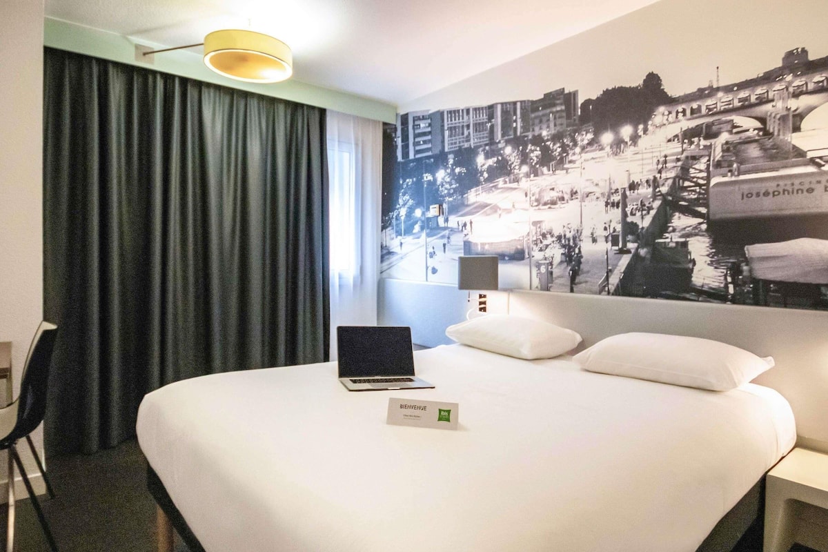 Caja de seguridad en la habitación, escritorio y cortinas blackout