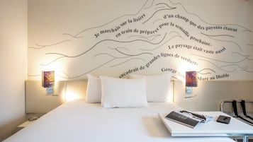 Quarto standard, 1 cama de casal | Cofres nos quartos, escrivaninha, espaço de trabalho para notebook