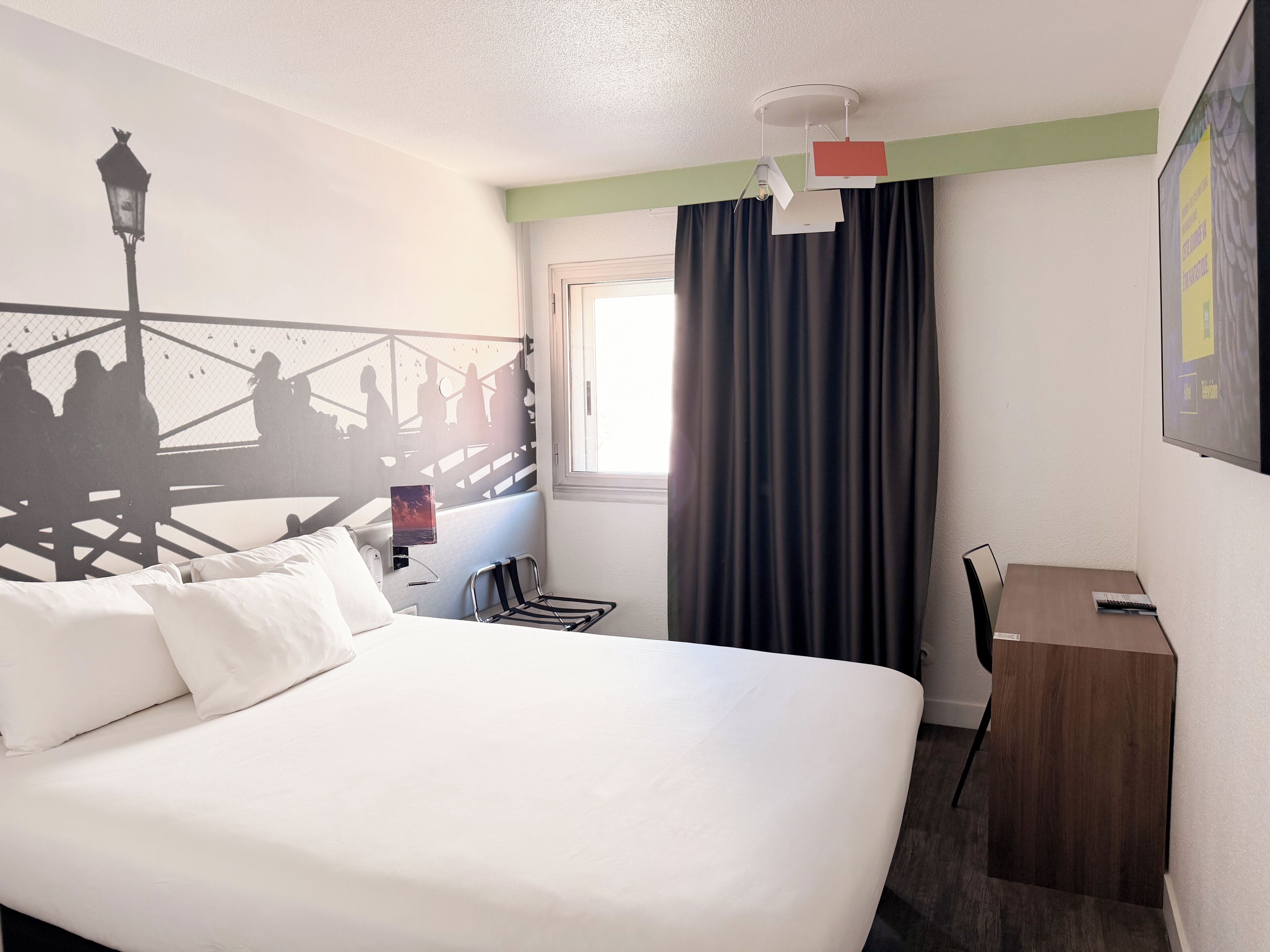 خزنة داخل الغرفة ومكتب وستائر تعتيم وتجهيزات عازلة للصوت