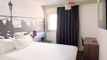 Standard Room, 1 Double Bed | In-room safe, desk, blackout drapes, soundproofing