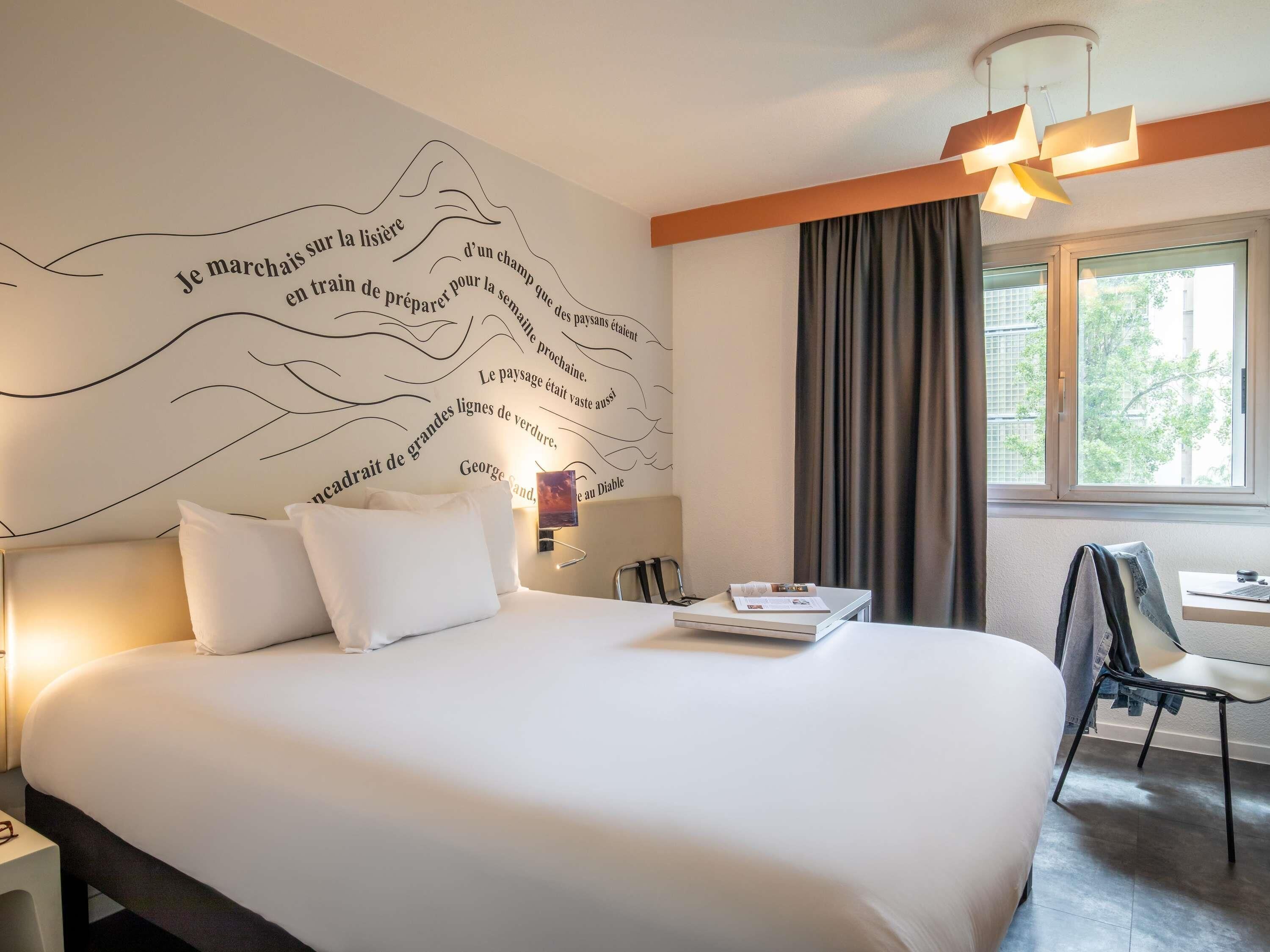 Standard Room, 1 Double Bed | In-room safe, desk, laptop workspace, blackout drapes