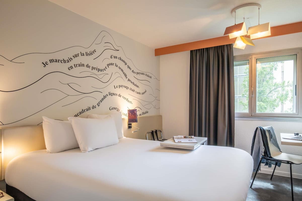 Standard Room, 1 Double Bed | In-room safe, desk, laptop workspace, blackout drapes
