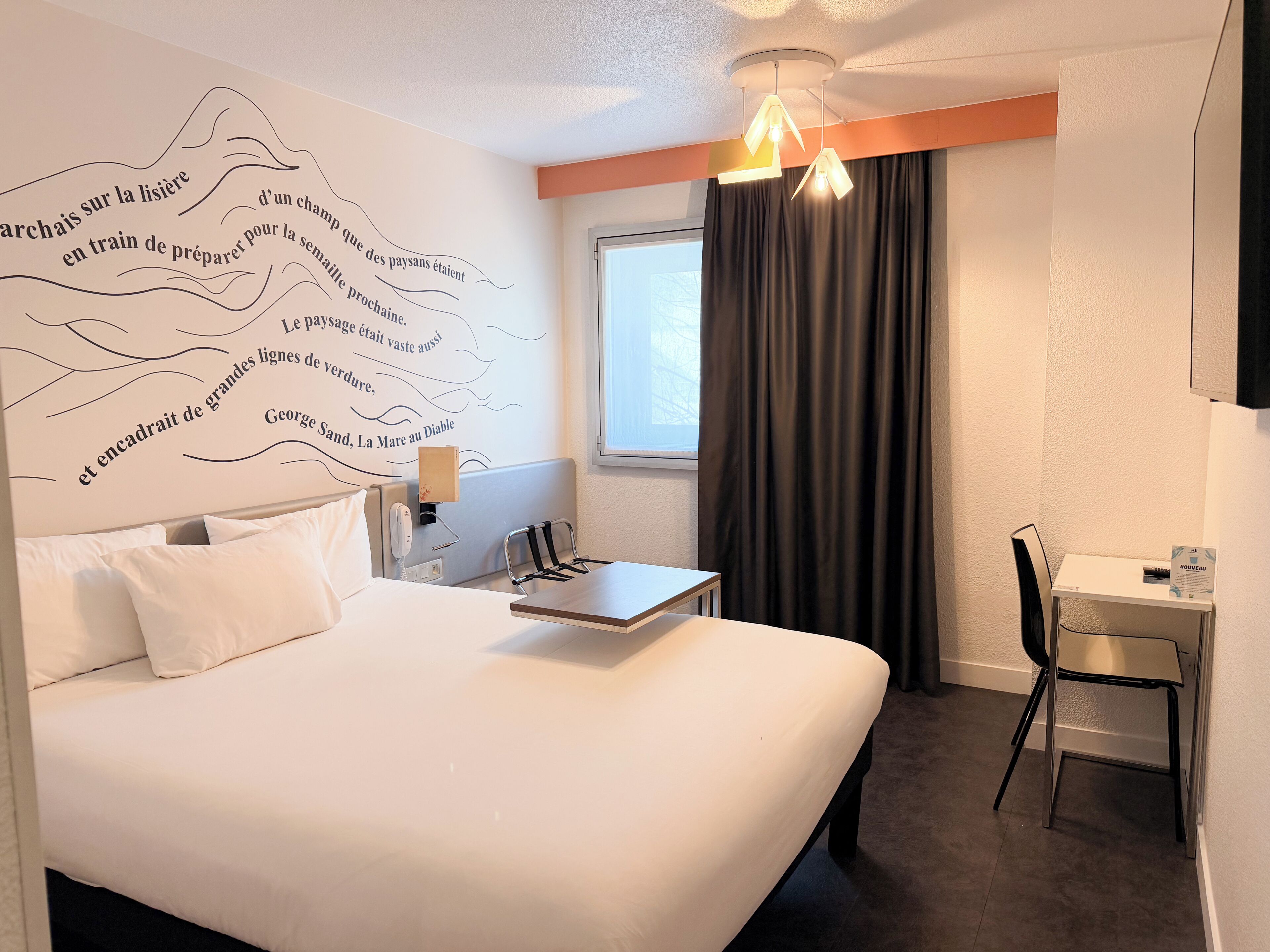 خزنة داخل الغرفة ومكتب وستائر تعتيم وتجهيزات عازلة للصوت