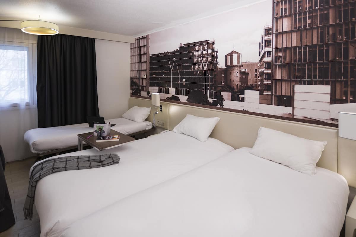 خزنة داخل الغرفة ومكتب وستائر تعتيم وتجهيزات عازلة للصوت