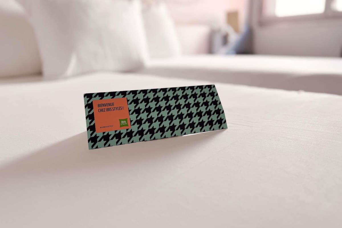 セーフティボックス (室内)、デスク、遮光カーテン、防音設備