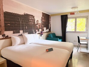 Standaard Twin kamer, Meerdere bedden | Een kluis op de kamer, een bureau, een laptopwerkplek