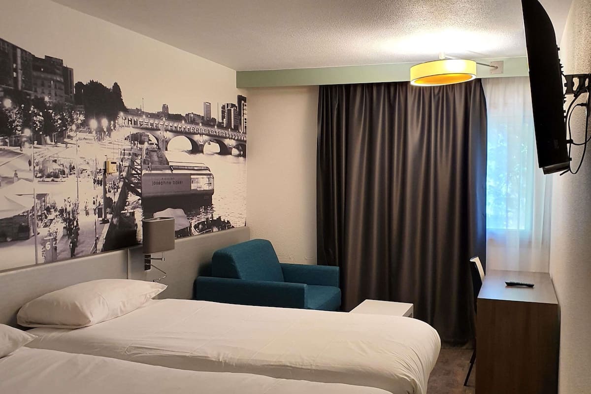 In-room safe, desk, blackout drapes, soundproofing