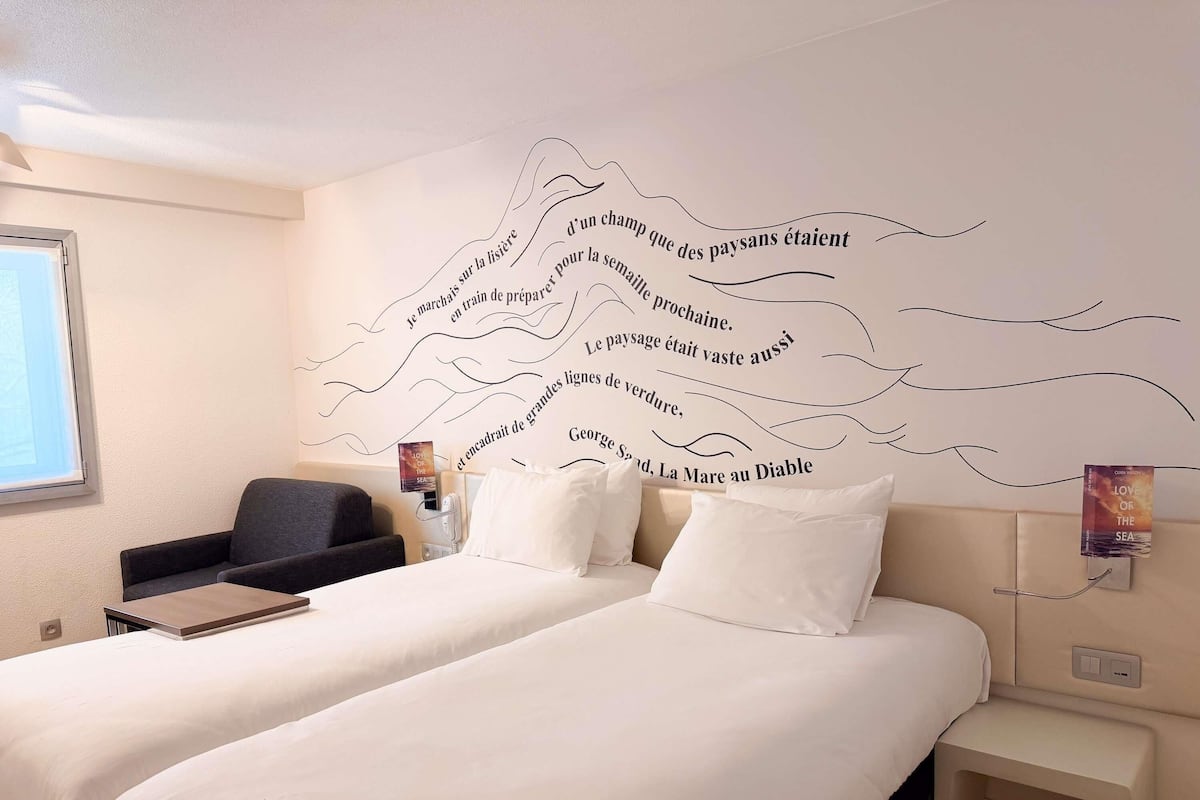 Standard Twin Room, Berbilang Katil | Peti besi dalam bilik, meja, langsir/tirai gelap terus, kalis bunyi