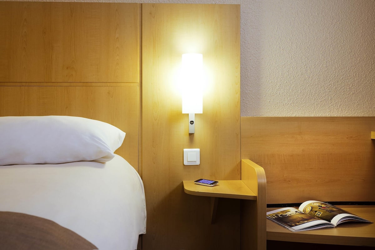 Doppelzimmer, Mehrere Betten | Zimmersafe, Schreibtisch, schallisolierte Zimmer, Bügeleisen/Bügelbrett