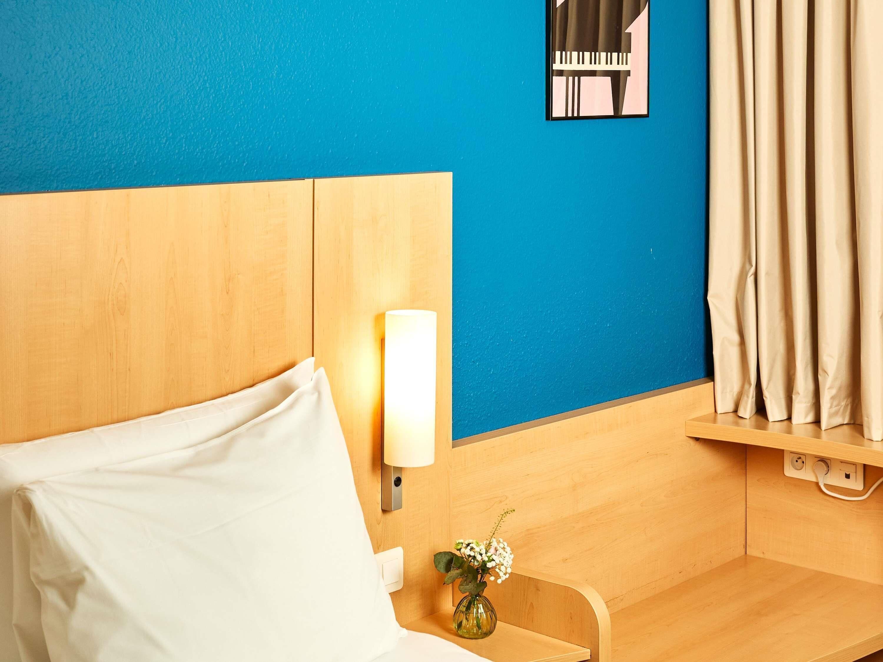 Comfort Room, 1 Double Bed | In-room safe, desk, soundproofing, iron/ironing board