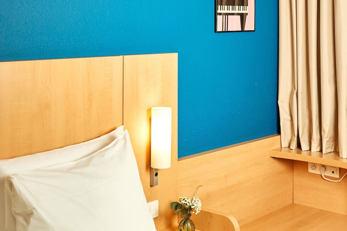 Comfort Room, 1 Double Bed | In-room safe, desk, soundproofing, iron/ironing board