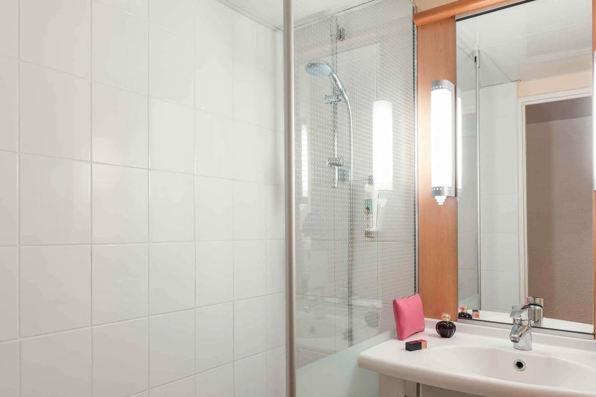 Doppia Standard, 1 letto matrimoniale | Una cassaforte in camera, una scrivania, insonorizzazione