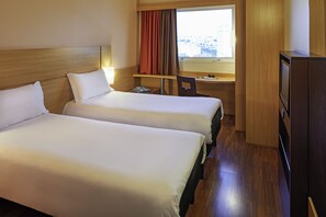 Standaard kamer, 2 eenpersoonsbedden | Een kluis op de kamer, een bureau, geluiddichte muren
