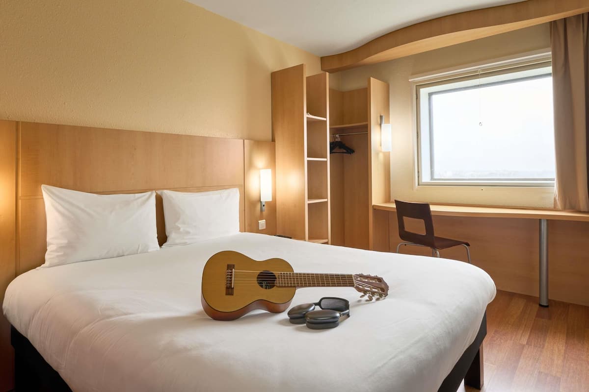 Dobbeltrom – standard, 1 dobbeltseng | Safe på rommet, skrivebord, lydisolert og strykejern/-brett