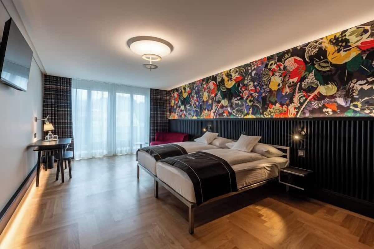 Hochwertige Bettwaren, Minibar, Zimmersafe, Schreibtisch