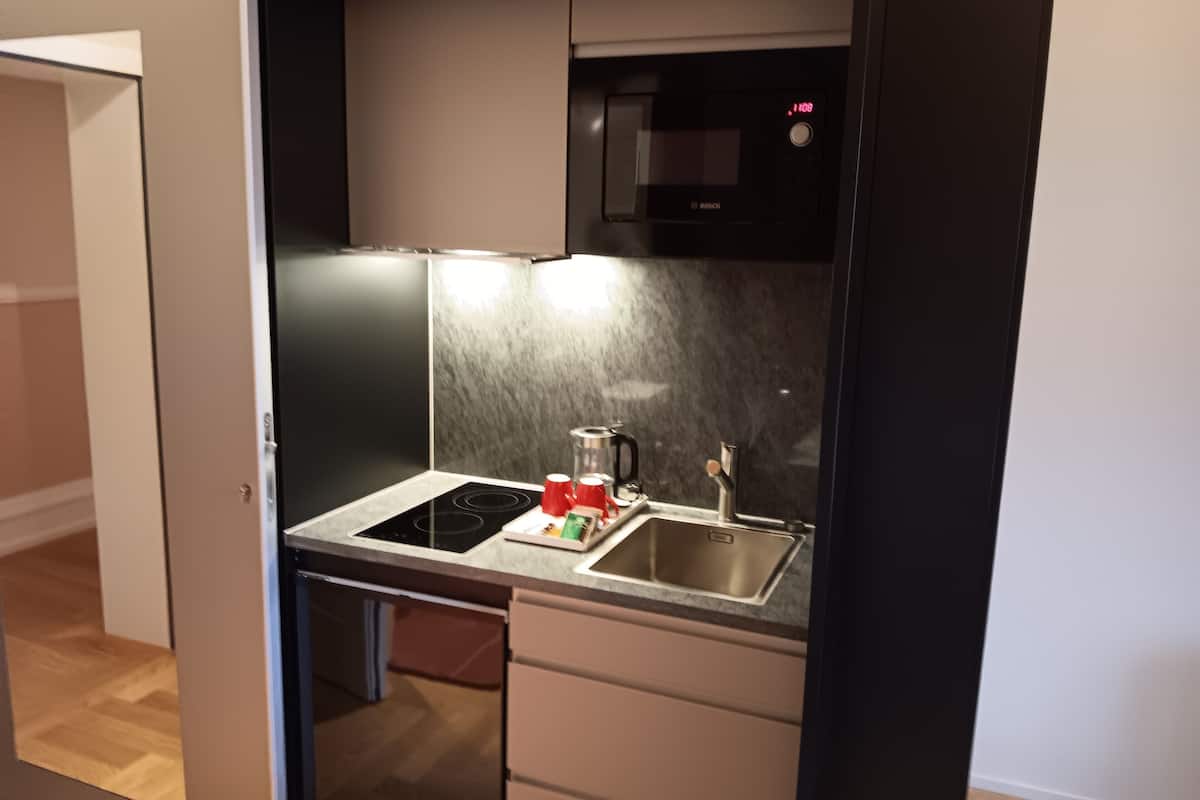 deluxe studio | private kitchen | coffee/tea maker, electric kettle