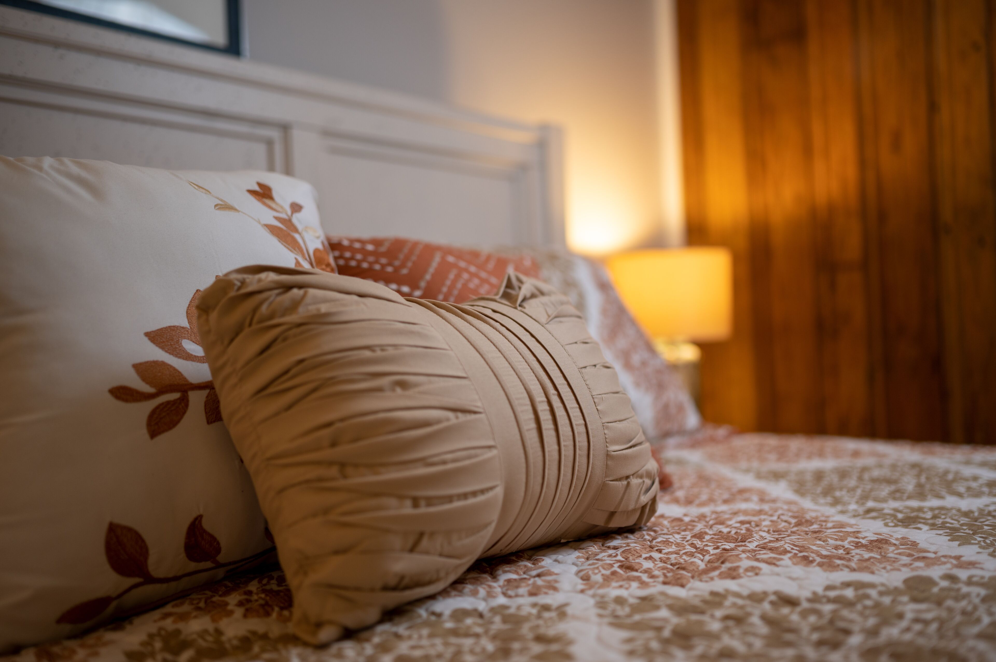 chestnut lodge multi-unit, one king bed with sofa bed | 1 bedroom, premium bedding, iron/ironing board, free wifi