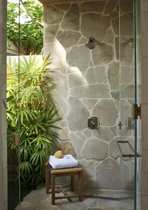 Presidential Bungalow | Bathroom shower - The Beverly Hills Hotel (Beverly Hills)