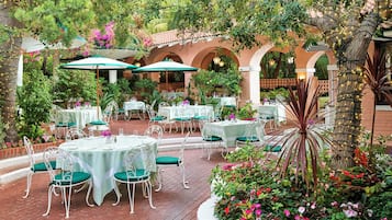 2 Restaurants; Frühstück, Mittagessen und Abendessen werden serviert