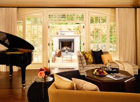 Bungalow 22 | Living area | Plasma TV, video-game console, DVD player, pay movies