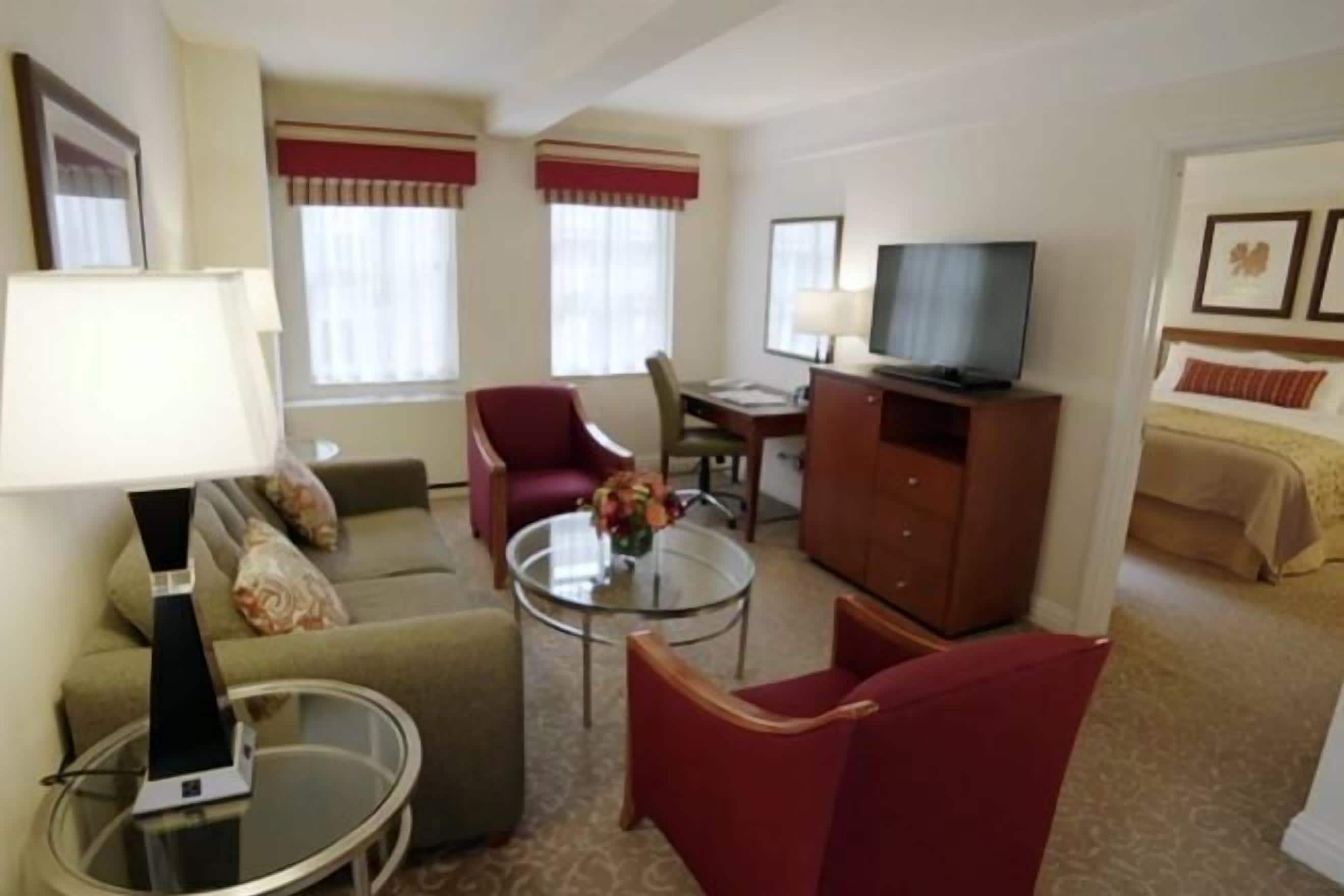 Área de sala de estar | Televisión LED de 42 pulgadas con canales por cable y televisión 