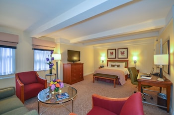 Premium bedding, down comforters, pillowtop beds, minibar at San Carlos Hotel