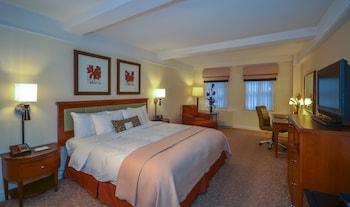 Premium bedding, down comforters, pillowtop beds, minibar at San Carlos Hotel