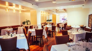 Lunch and dinner served, American cuisine